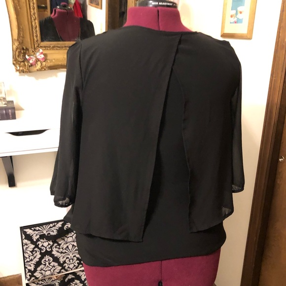 Black top with gold necklace - Picture 7 of 7